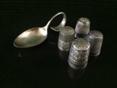 Four sterling silver thimbles and a silver caddy spoon (5)