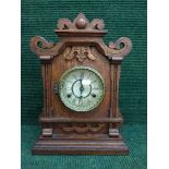 An Edwardian oak eight day mantel clock