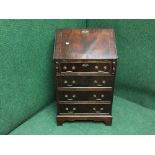 An inlaid mahogany lady's writing bureau on bracket feet