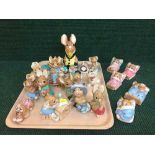 A tray of assorted Pendelfin figures