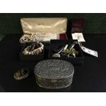 An interesting collection of items including pen knives, propelling pencil, gilt chain, buttons,