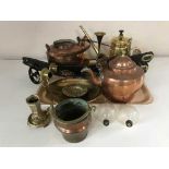 A tray of copper kettle, horse brasses,