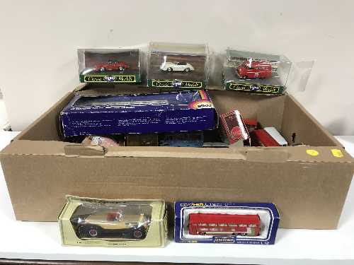 A tray of boxed and unboxed die cast cars and buses