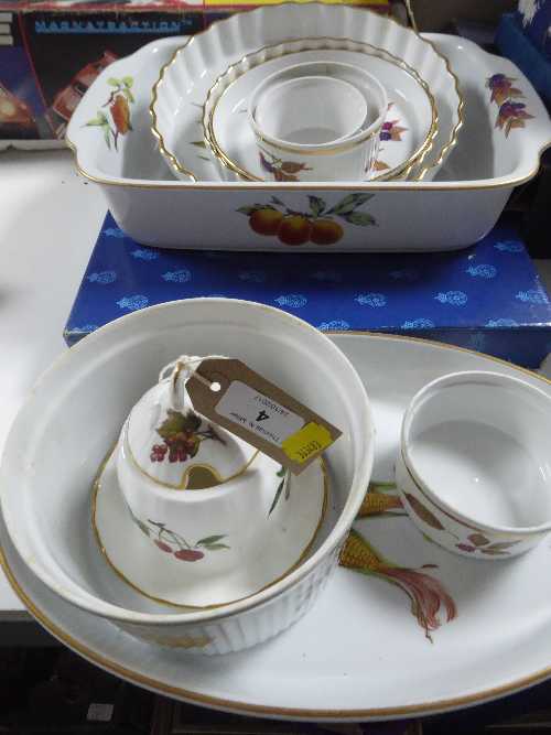 Eleven pieces of Royal Worcester Evesham inc.