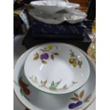 Six Royal Worcester Evesham fruit bowls and serving dishes (four boxed)