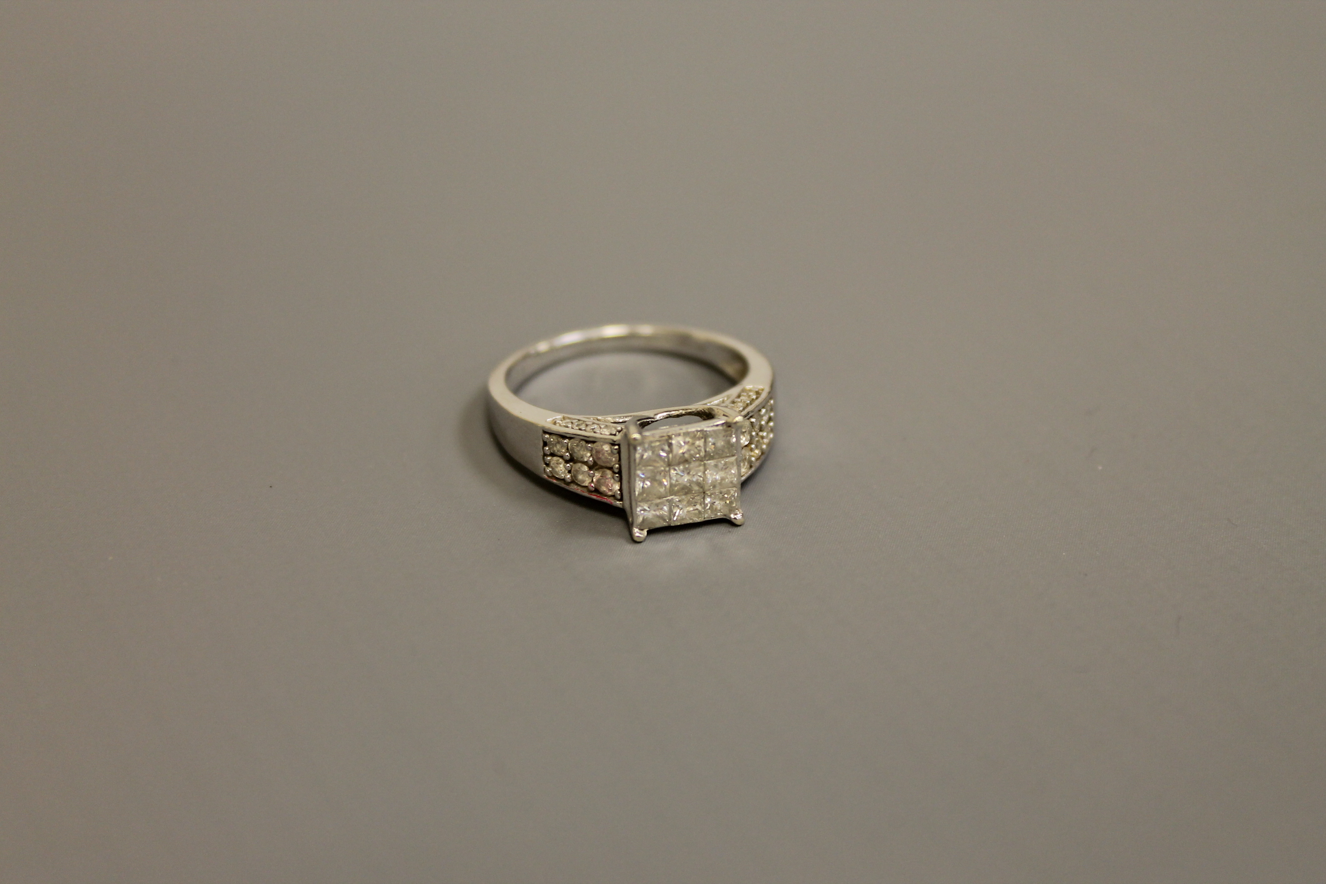 A 9ct white gold square and round cut diamond ring, approximately 1ct, size N.