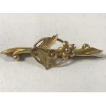 A 9ct gold floral bar brooch, 2g gross.