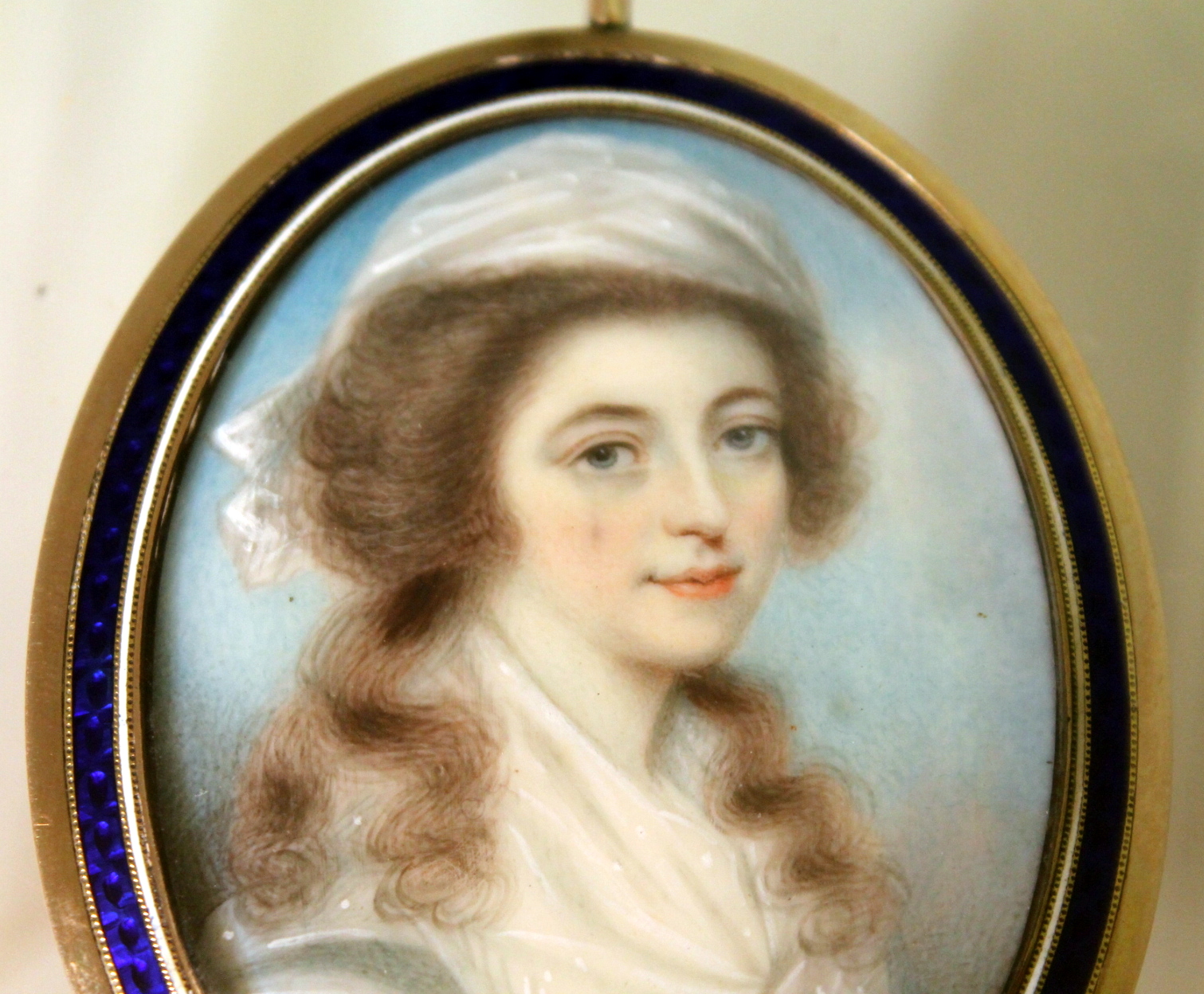 Late 18th century miniature portrait of a young woman with white bodice, bonnet & pearls, - Image 3 of 7