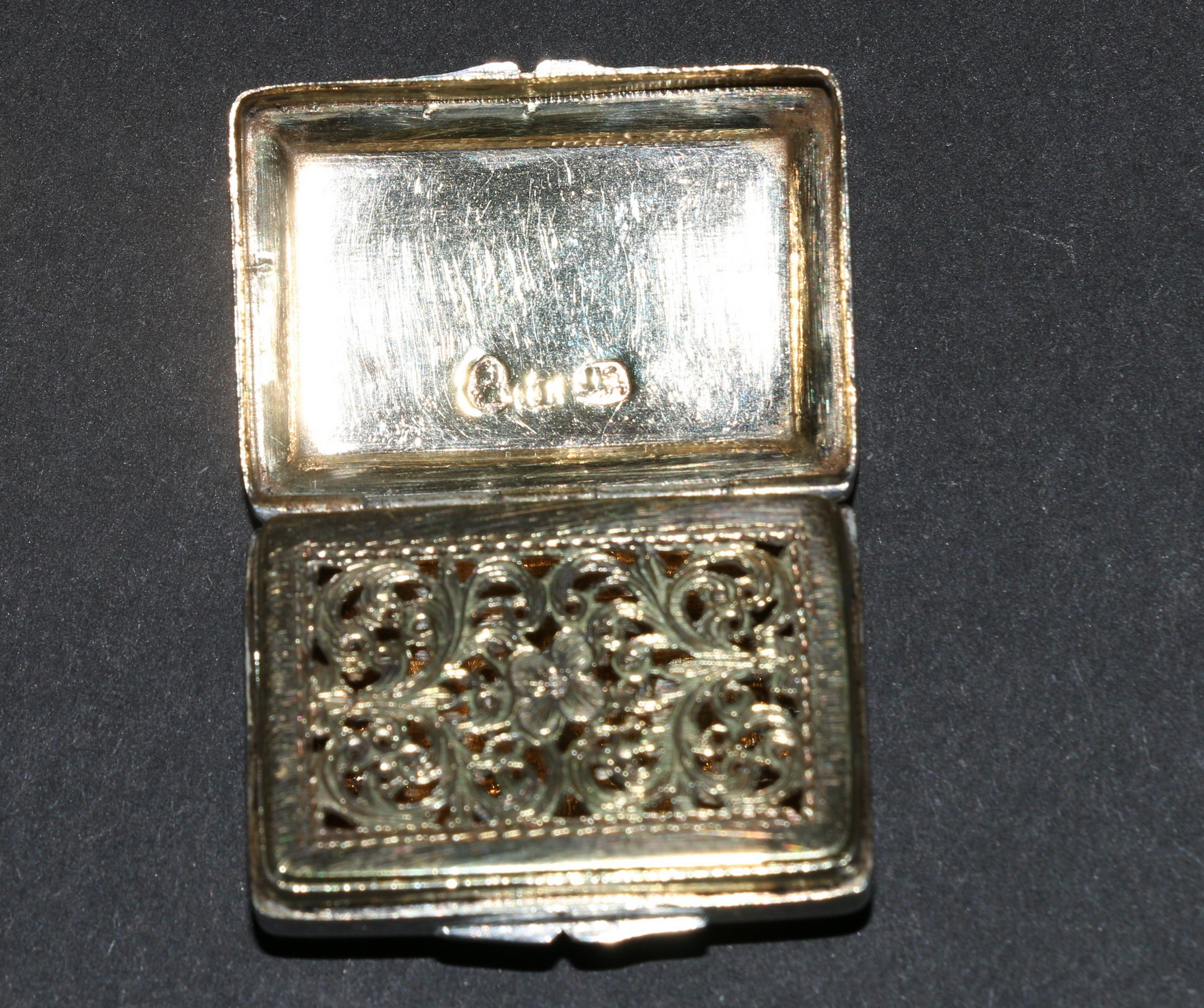Silver rectangular vinaigrette with incurved edges scrolling grille, by John Bettridge, Birmingham, - Image 2 of 10