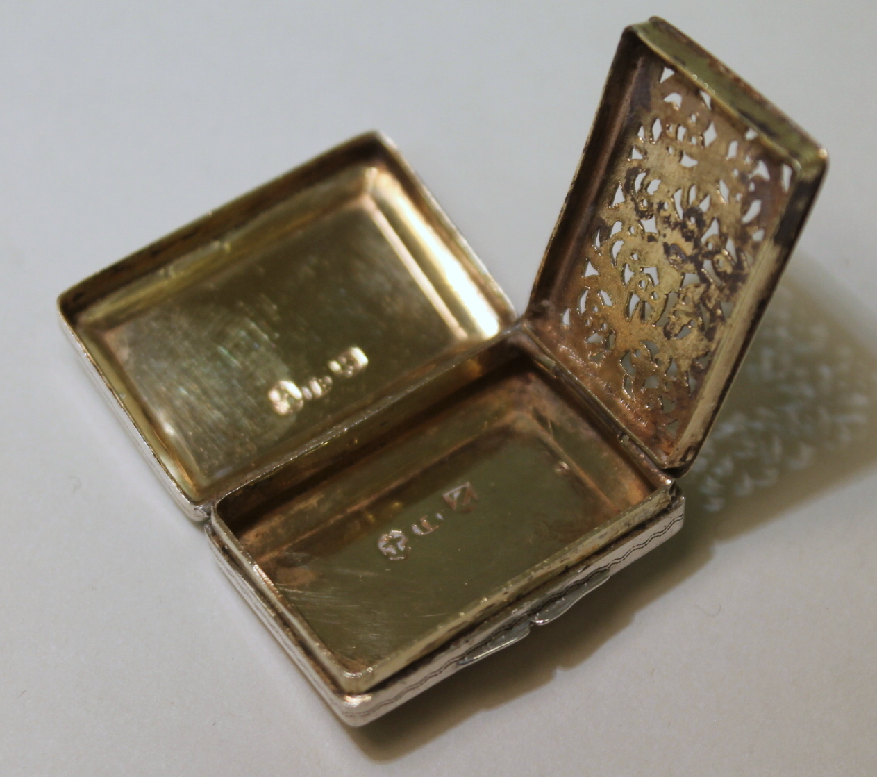 Silver rectangular vinaigrette with incurved edges scrolling grille, by John Bettridge, Birmingham, - Image 10 of 10