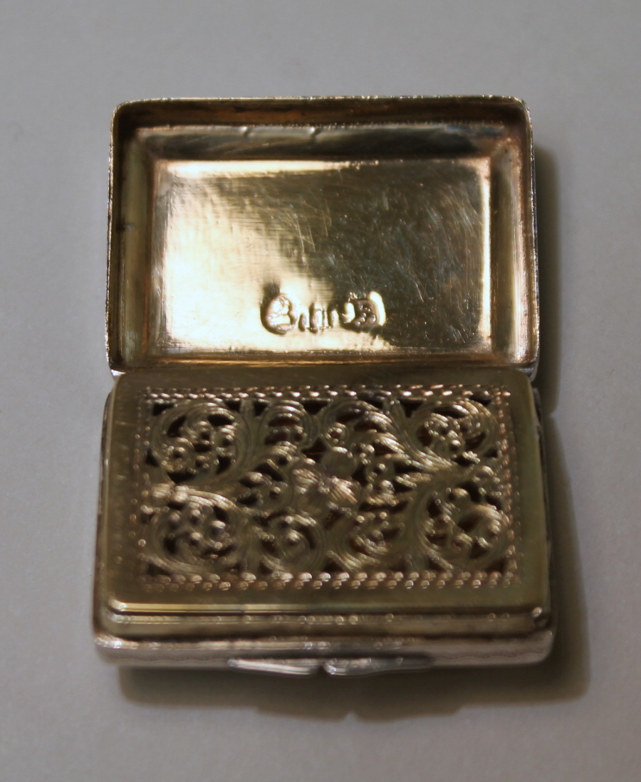 Silver rectangular vinaigrette with incurved edges scrolling grille, by John Bettridge, Birmingham, - Image 9 of 10