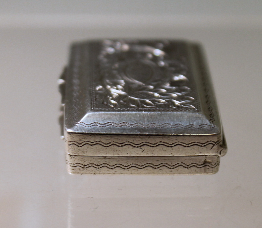 Silver rectangular vinaigrette with incurved edges scrolling grille, by John Bettridge, Birmingham, - Image 6 of 10