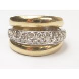 Cocktail ring with a tapering twin band of diamond brilliants flanked by two convex bands,