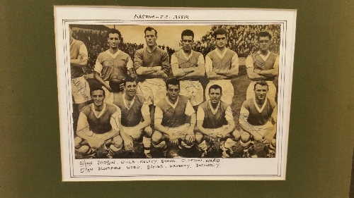 FOOTBALL, signed magazine team photo by 1958/9 Arsenal, by all 11 players inc. Dodgin, Wills,