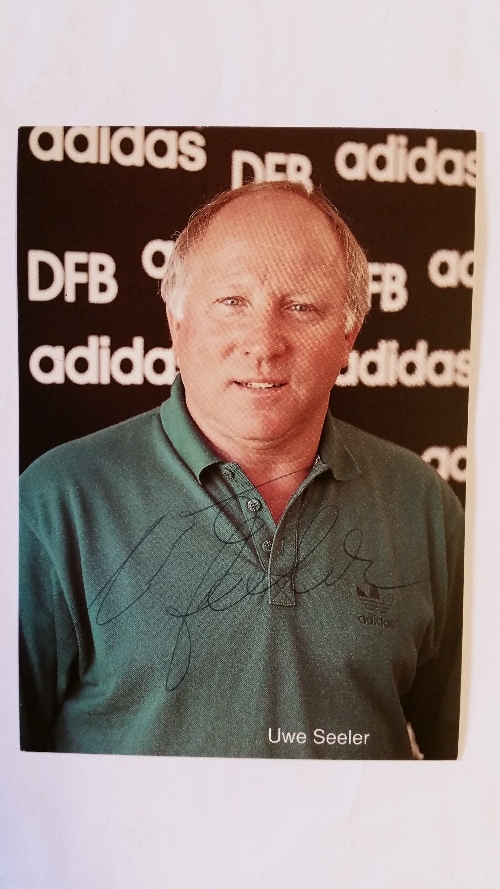 FOOTBALL, signed colour postcard by Uwe Seeler, in green polo shirt, EX