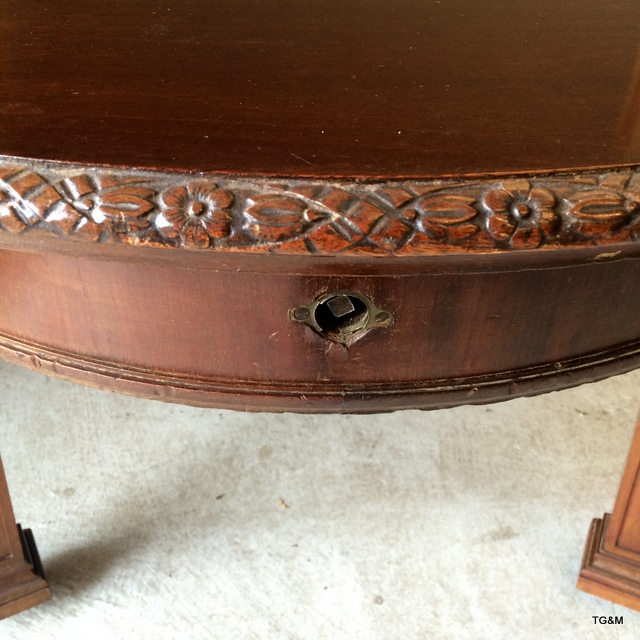 Warring and Gillows mahogany extending dining table on tapered legs with brass casters, carved - Image 5 of 10