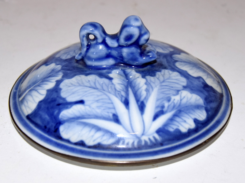 Oriental blue and white decorated jar and cover on a carved wooden stand - Image 5 of 9