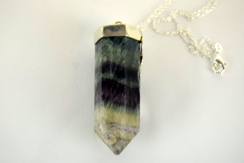 a substantial amethyst and crystal pendant necklace with silver fittings - Image 4 of 4