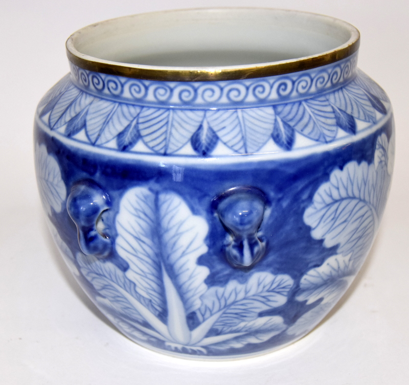 Oriental blue and white decorated jar and cover on a carved wooden stand - Image 4 of 9