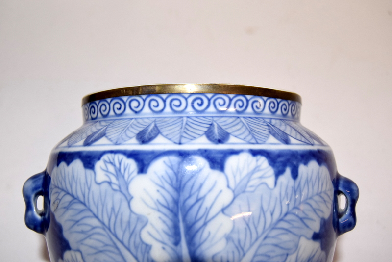Oriental blue and white decorated jar and cover on a carved wooden stand - Image 9 of 9