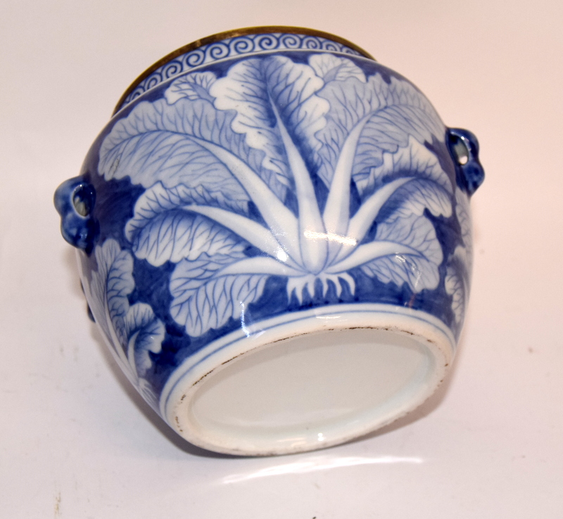 Oriental blue and white decorated jar and cover on a carved wooden stand - Image 7 of 9