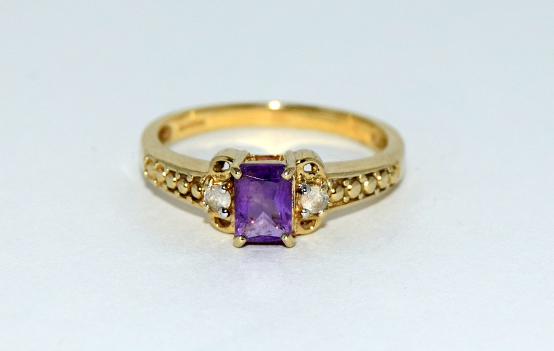 9ct gold Ladies Amethyst and diamond shoulder ring size N