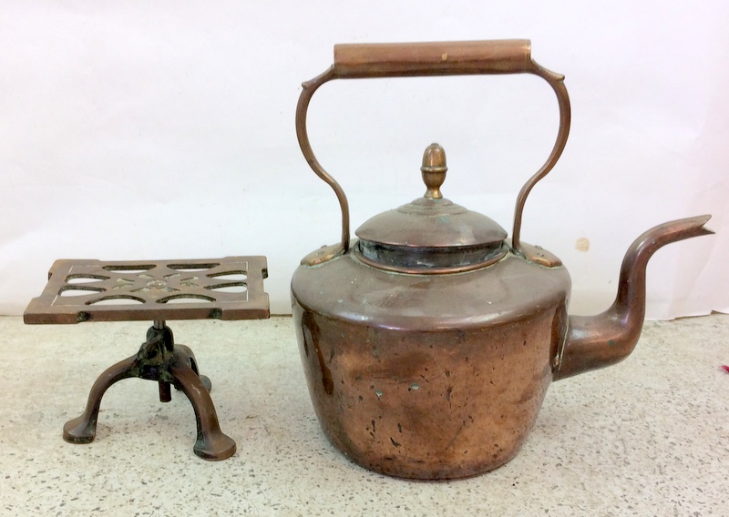 Copper kettle with adjustable trivet and large copper roasting pan - Image 2 of 4