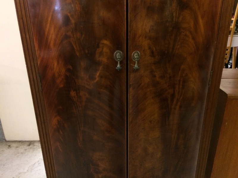 Bow front flame mahogany two door cupboard 150 x 80 x 60cm - Image 4 of 5