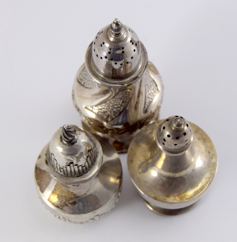 3 Silver table peppers all hallmarked various dates - Image 5 of 5