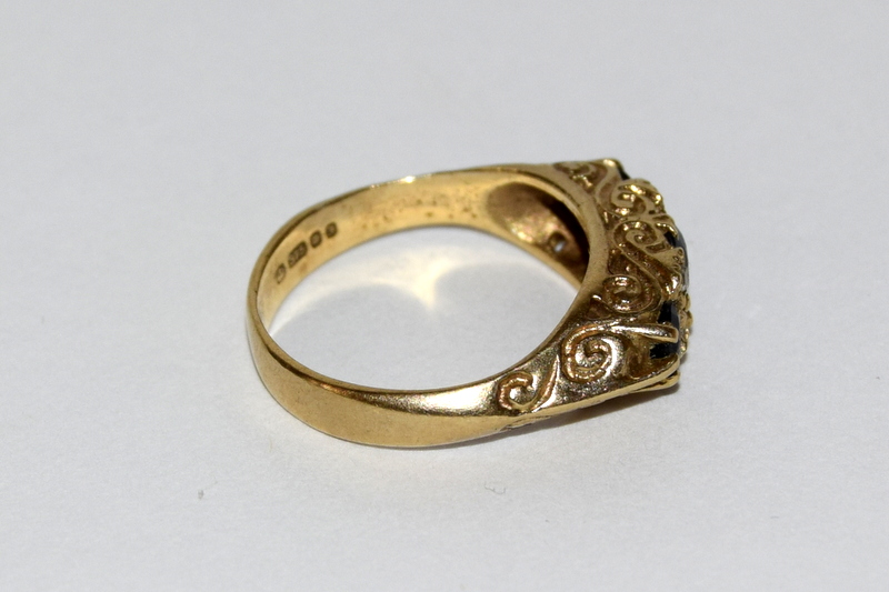 An Antique 9ct gold diamond and sapphire ring. Size L - Image 2 of 4