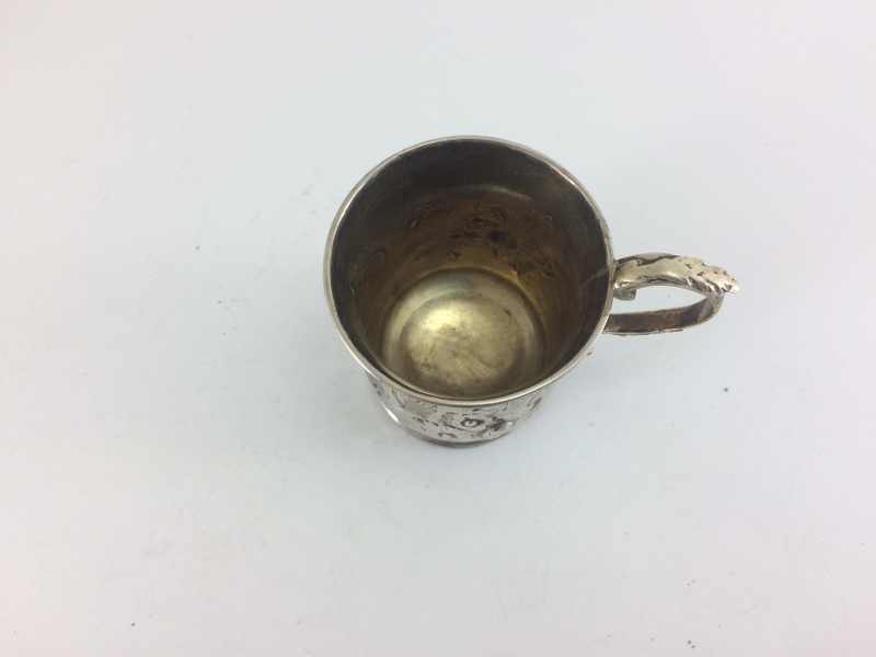 Silver embossed christening mug London 1840 8cm hallmarked - Image 4 of 5