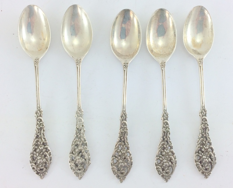 5 silver teaspoons. hallmarked London 1909 by Williams Comyns 7 Sons. 11.5cm in length, total weight