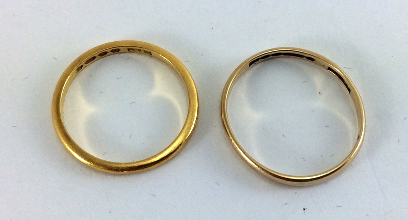 22ct gold wedding band, 9ct gold wedding band. both size O 3.6g total weight - Image 2 of 2