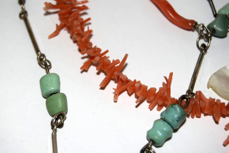 Mixed collection of turquoise, coral, mother of pearl, bone and silver jewellery - Image 4 of 7