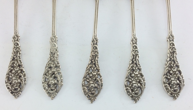 5 silver teaspoons. hallmarked London 1909 by Williams Comyns 7 Sons. 11.5cm in length, total weight - Image 2 of 6