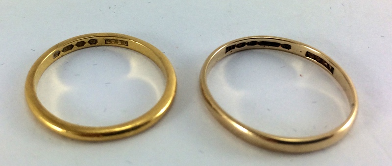 22ct gold wedding band, 9ct gold wedding band. both size O 3.6g total weight