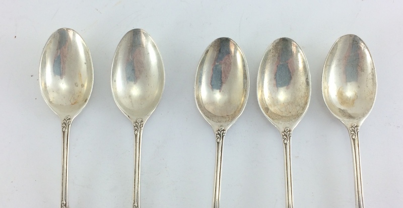 5 silver teaspoons. hallmarked London 1909 by Williams Comyns 7 Sons. 11.5cm in length, total weight - Image 3 of 6