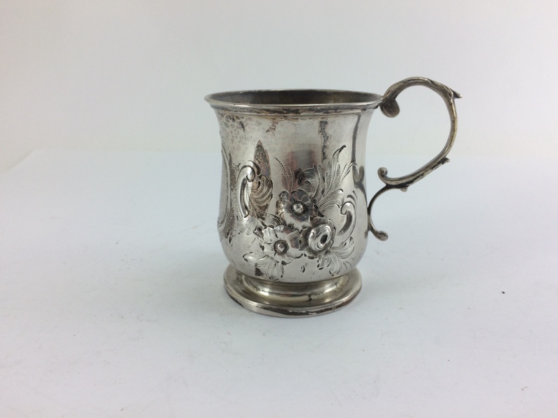 Silver embossed christening mug London 1840 8cm hallmarked - Image 3 of 5