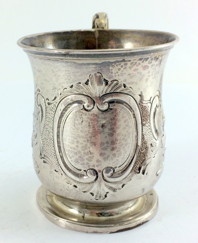 Silver embossed christening mug London 1840 8cm hallmarked - Image 2 of 5