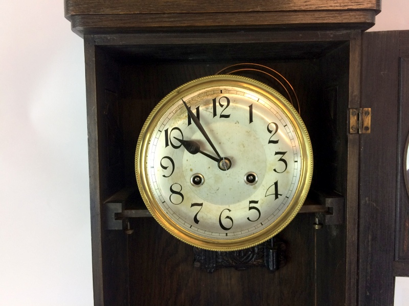 Oak wall clock and key - Image 5 of 8