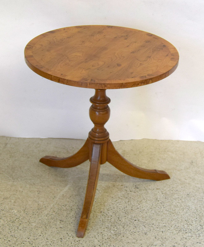 Pine Tv cabinet and Pine pedestal table. 62 x 95 x 50cm - Image 4 of 4