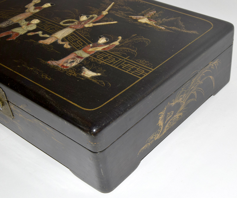 Chinese laurel box with figures in relief wit its contents and original lock - Image 6 of 7