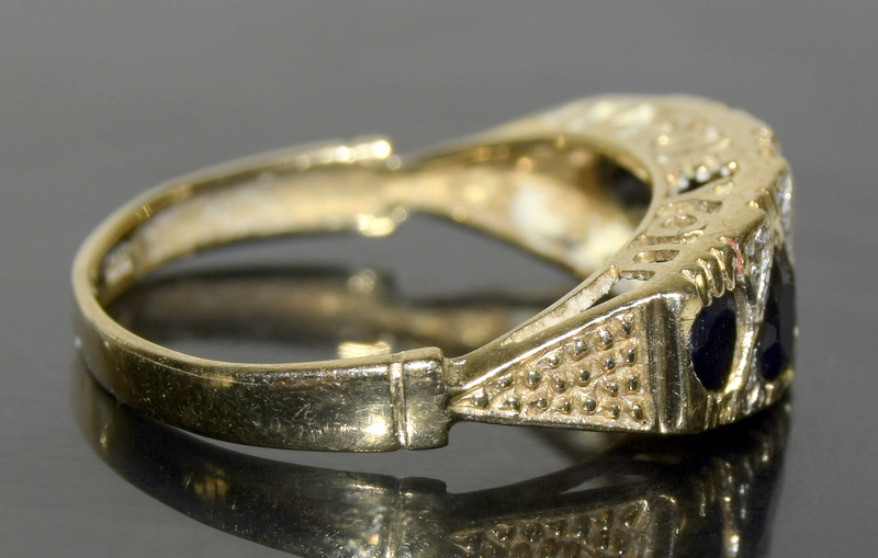 9ct gold ladies antique set Sapphire and diamond ring size M - Image 2 of 3