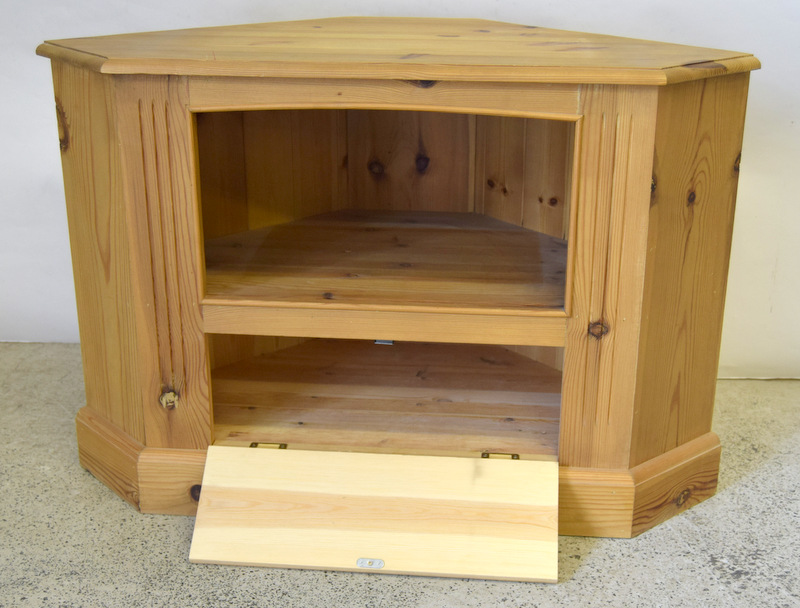 Pine Tv cabinet and Pine pedestal table. 62 x 95 x 50cm - Image 3 of 4