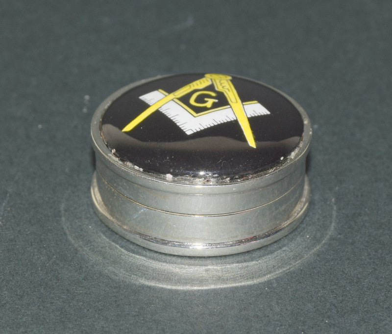 A Silver And Enamel Pill Box With Masonic Symbol - Image 4 of 4