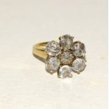 9ct gold ladies daisy ring with centre diamond size M