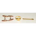 18ct gold mans signet ring size W together with 9ct gold cufflinks and gold tie pin 18ct 6.4g 9ct