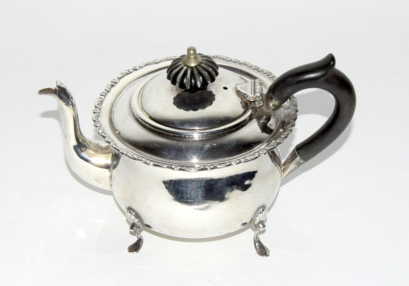 Small silver teapot - Image 3 of 5