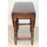 Mahogany gate leg table on turned legs. 74 x 136 x 104cm