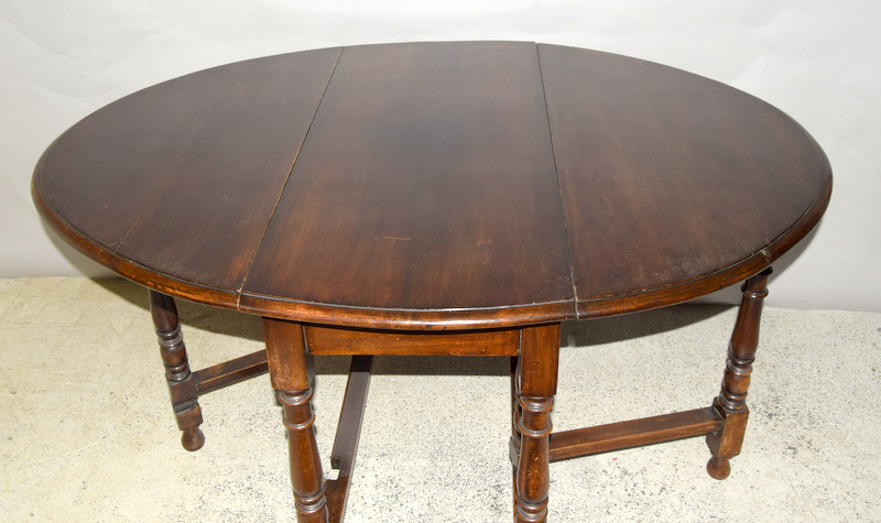 Mahogany gate leg table on turned legs. 74 x 136 x 104cm - Image 3 of 4